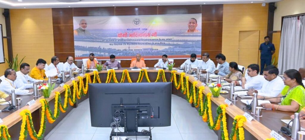 सीएम योगी ने प्रयागराज और विन्ध्यांचल मंडल के जनप्रतिनिधियों से किया संवाद, अफसरों के दिये निर्देश