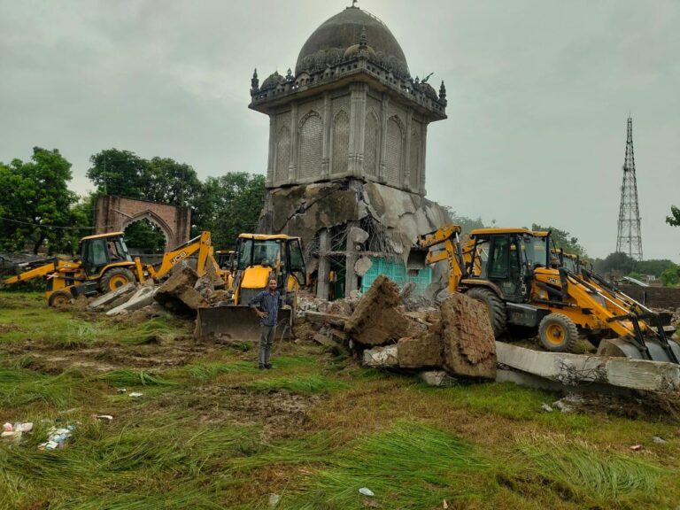 श्रावस्ती में अवैध मजार पर चला बुलडोजर