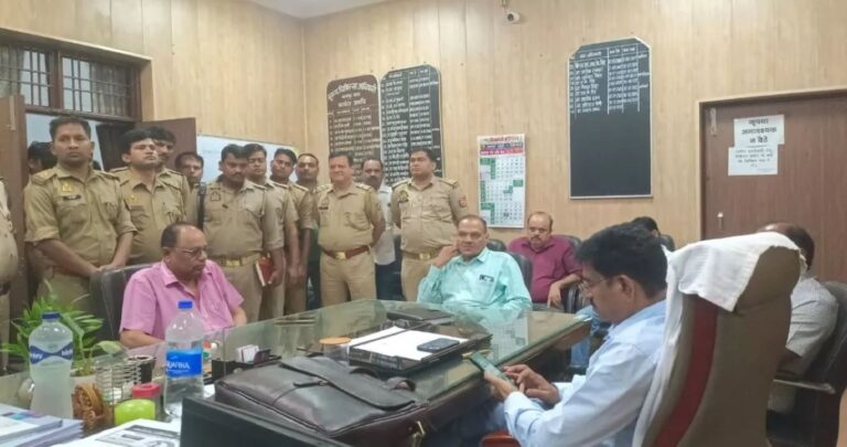 कानपुर में दो सीएमओ आमने-सामने: हाईकोर्ट के स्टे के बाद पुराने सीएमओ ने संभाली कुर्सी, पुलिस फोर्स बुलानी पड़ी, डीएम खामोश