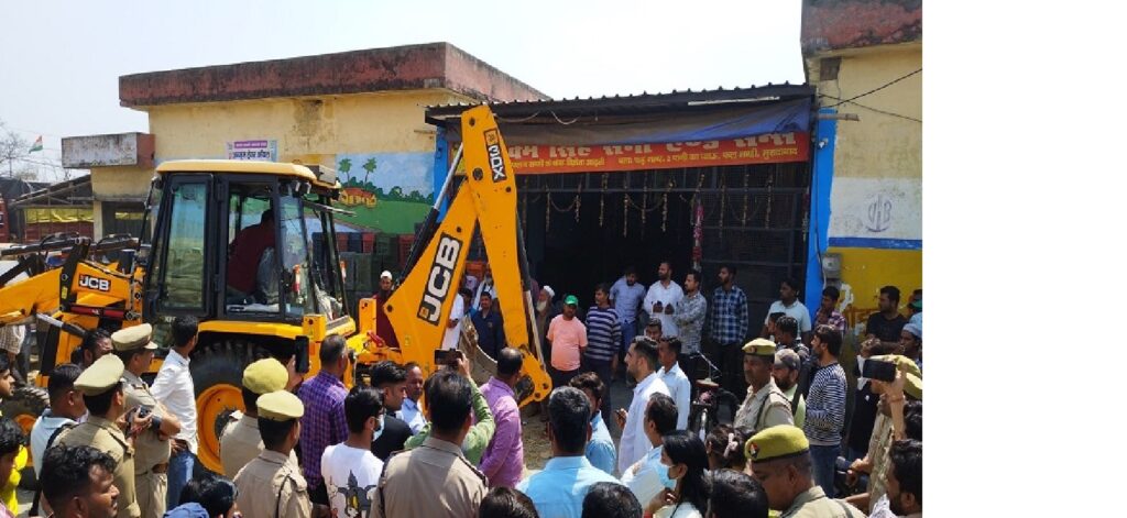 मुरादाबाद मंडी समिति में चला बुलडोजर, प्रशासन ने दिखाई सख्ती