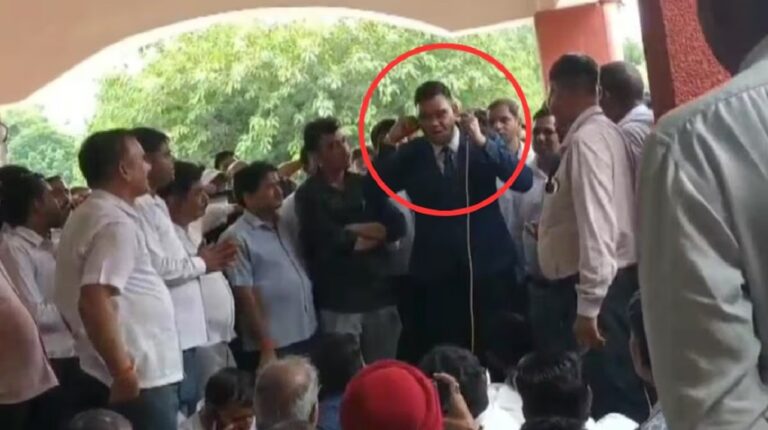 शाहजहांपुर: वकीलों के आक्रोश के आगे झुके SDM रिंकू सिंह राही, कान पकड़कर की उठक-बैठक