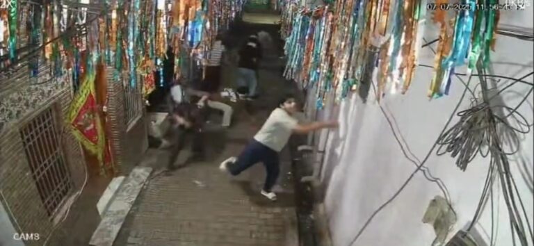 मुरादाबाद में गुंडों का कहर: घरों और मंदिर पर हमला, CCTV में कैद हुई करतूत !