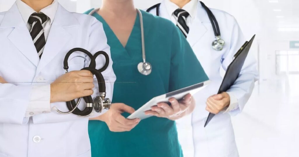 Health News: लोहिया अस्पताल का चिकित्सा कर्मी निलंबित, कुशीनगर की डॉक्टर भी फंसी
