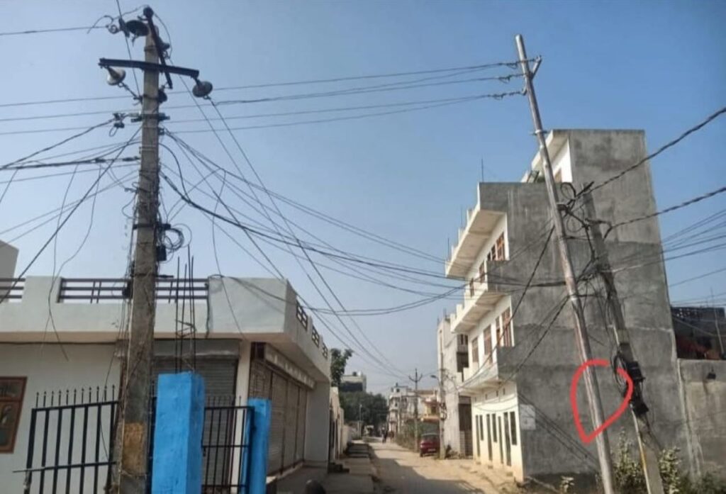 सड़क पर मौत का खंभा, बिजली विभाग का अमराई गांव पावर हाउस बना मूकदर्शक ! 