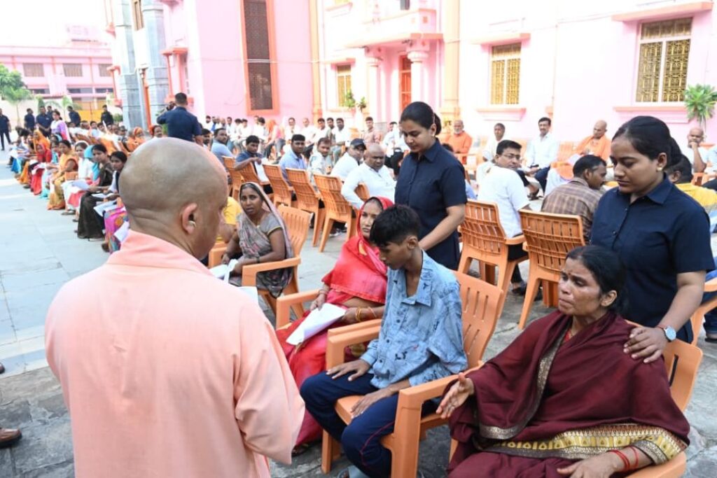 हर जरूरतमंद तक पहुंचेगी सरकार की योजनाएं : CM योगी, गोरखपुर जनता दर्शन में 250 लोगों की समस्याएं सुनीं