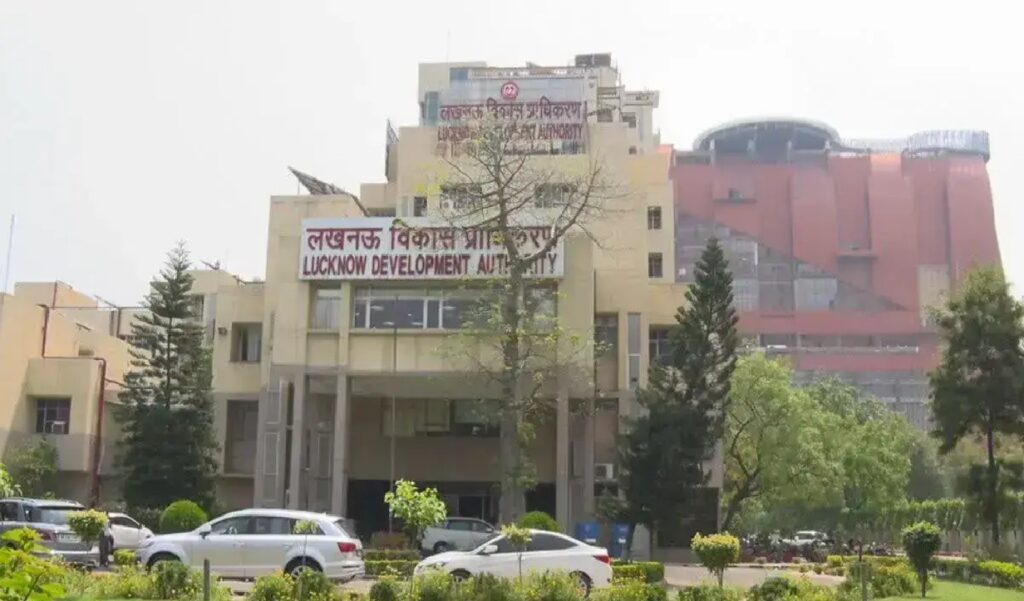 करोड़ों के प्लॉट हड़पे, LDA अफसर बने दलाल–फर्जीवाड़े का काला सच उजागर