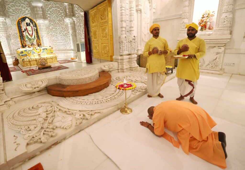 सीएम योगी ने अयोध्या हनुमानगढ़ी में लगाई हाजिरी, रामलला के श्रीचरणों में झुकाया शीश