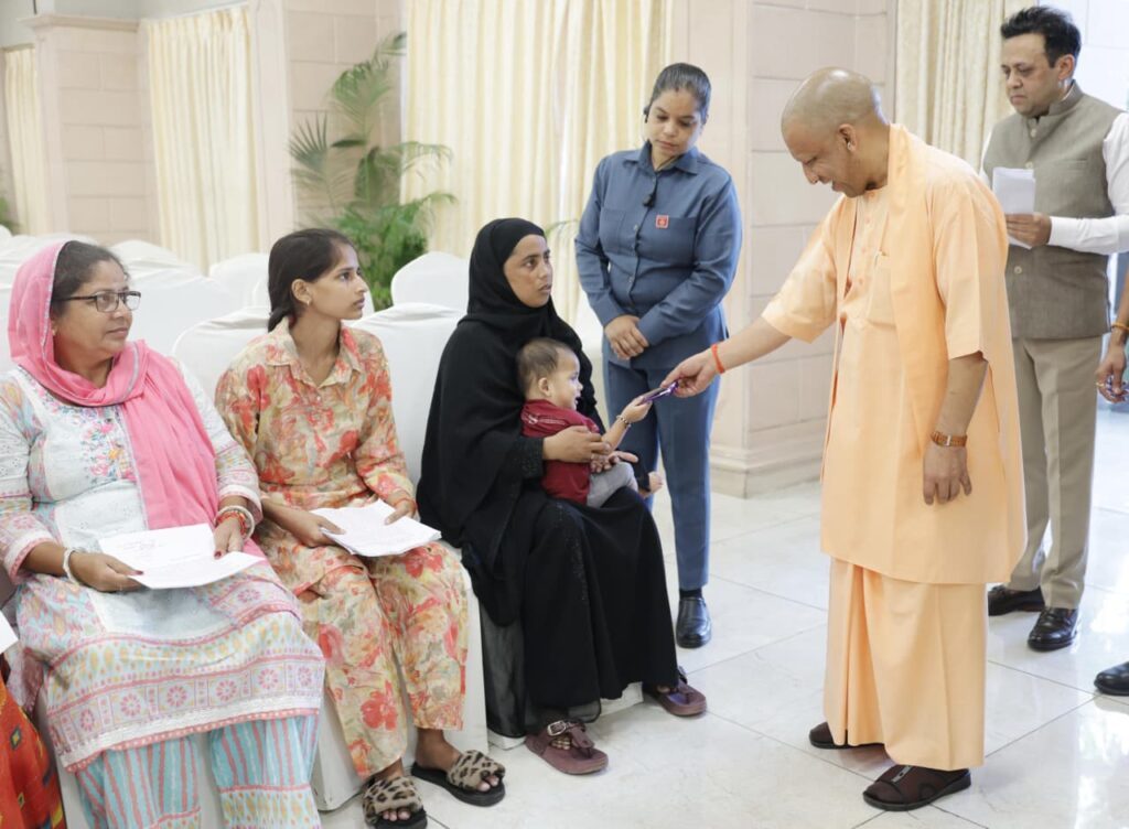 जनता दर्शन में मां का दर्द सुन भावुक हुए सीएम योगी, कैंसर पीड़ित बेटे को मिली तुरंत मदद