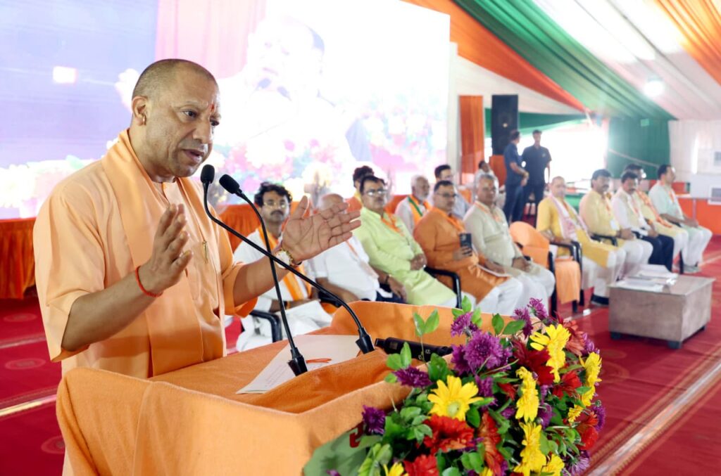 सीएम योगी ने बस्‍ती के बसहवा में सरस्वती विद्या मंदिर का भूमि पूजन, शिलान्यास, पौधरोपण और पुस्तक विमोचन क‍िया