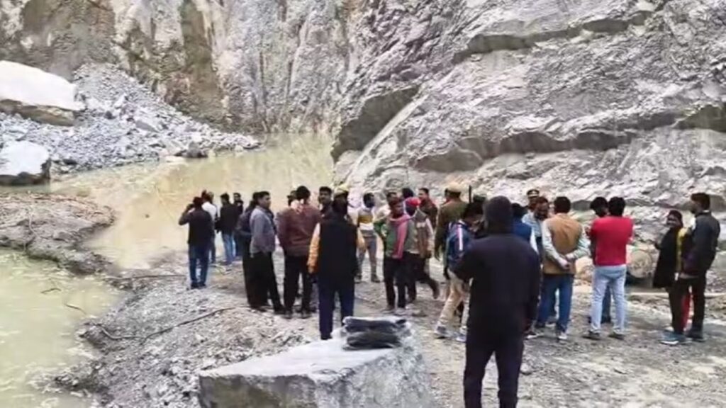 ओबरा में बड़ा हादसा: बिल्ली मारकुंडी खदान धंसी, 15 से अधिक मजदूर दबे; एनडीआरएफ–एसडीआरएफ बुलाई गई