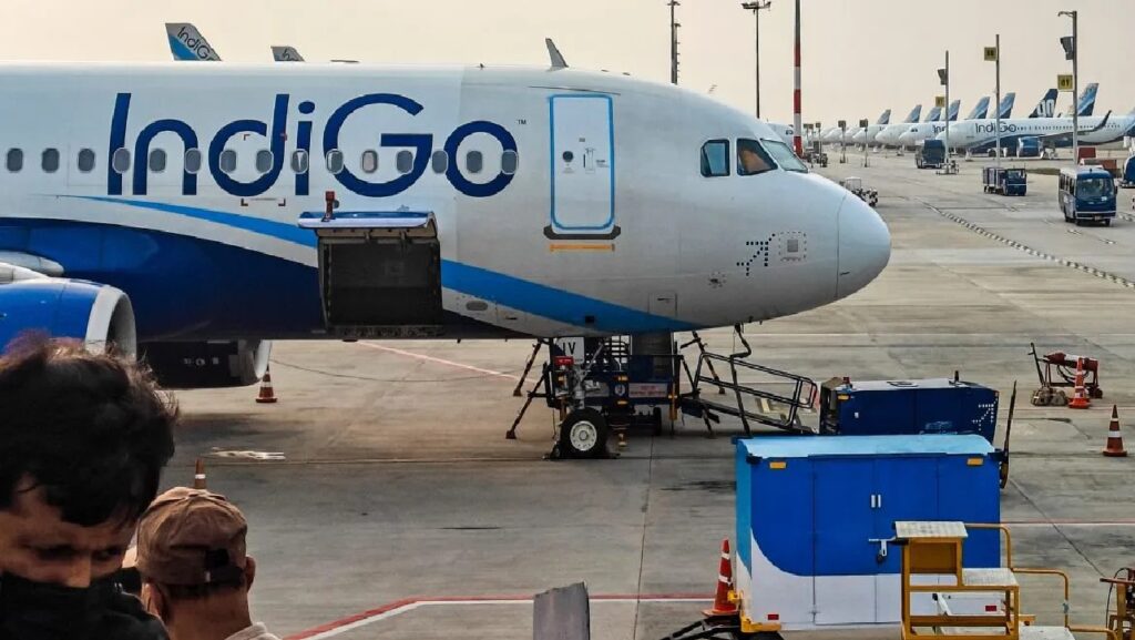 लखनऊ में इंडिगो का बवाल: 22 फ्लाइटें फिर रद्द, यात्री बोले, होटल में फंस गए, पैसे खत्म हो रहे हैं!