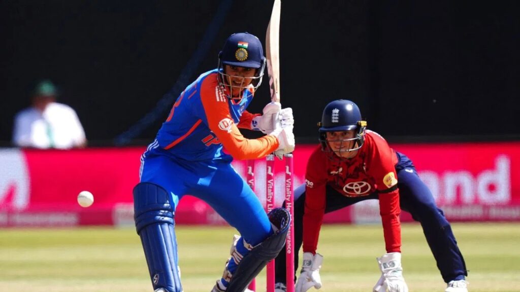 3 छक्के और टूट गया रिकॉर्ड! स्मृति मंधाना ने हरमनप्रीत को पीछे छोड़ रचा इतिहास