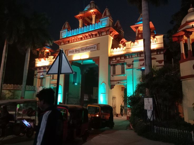 बीएचयू में आधी रात बवाल, पथराव, लाठीचार्ज, दर्जनों घायल, दो गिरफ्तार