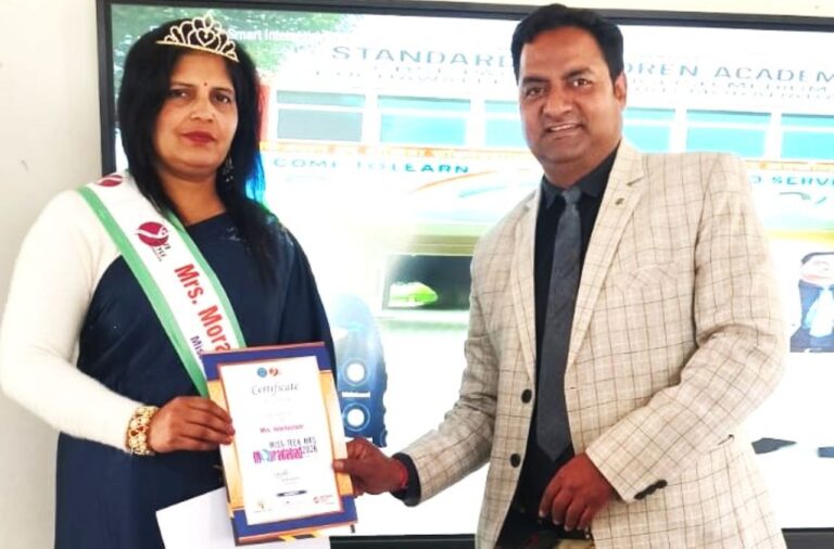 ग्रामीण क्षेत्र के स्कूल की छात्रा बनी मिस मुरादाबाद फर्स्ट रनर-अप, प्रधानाध्यापिका ने भी जीता खिताब