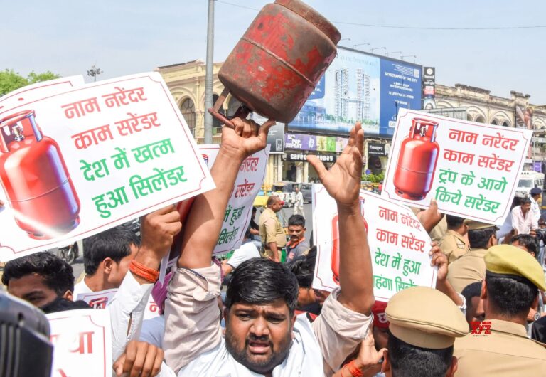 यूपी में LPG गैस की किल्लत से हाहाकार! 4–5 दिन बाद मिल रहा सिलेंडर, एजेंसियों पर छापा, सपा का सड़क पर प्रदर्शन