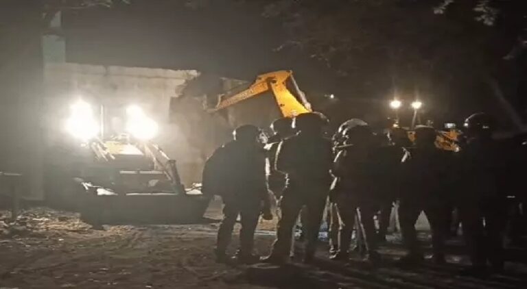 सुबह 4 बजे बुलडोजर एक्शन! 1 घंटे में जमींदोज हुई मस्जिद